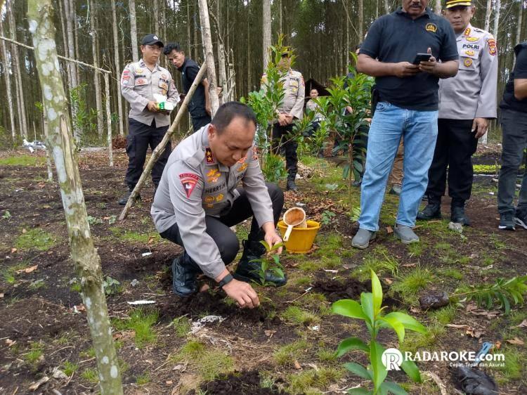 Kapolda Riau Tanam Pohon Geronggang Dukung Pemulihan Hutan Gambut di Pulau Bengkalis 