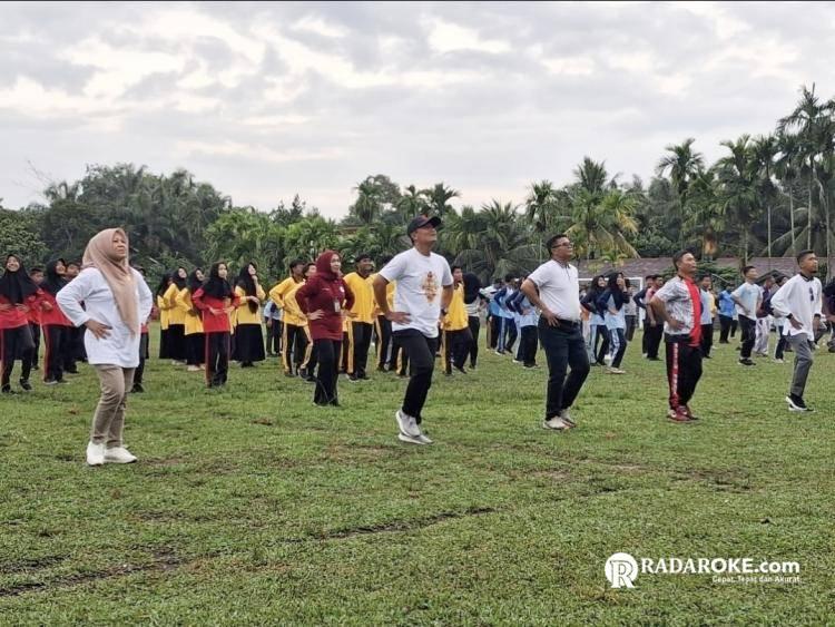 Dalam Rangka HUT Kuansing ke-26 Ribuan Warga Ikuti Senam Bersama dan Pembagian Doorprize di Lapangan Desa Kotobaru