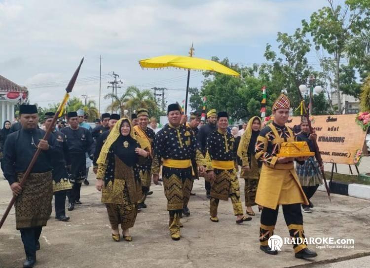 Bupati Suhardiman Amby Mendapat Gelar Datuk Seri Setia Amanah dan Wabup Mukhlisin Gelar Datuk Timbalan Seri Setia Amanah