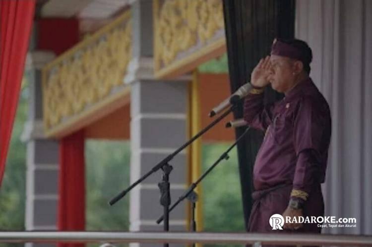 Dr. H. Suhardiman Amby Bertindak Sebagai Inspektur Upacara di HUT Ke 26 Kuansing