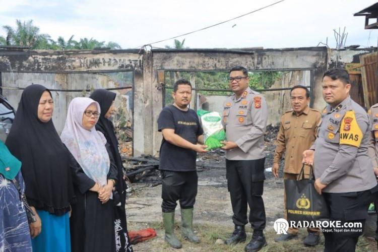 Kapolres Kampar Gandeng PJU, Ulurkan Tangan Kepada Korban Kebakaran di Pasar Kuok