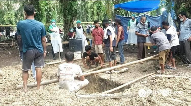 Ekhsumasi Jenazah, Kapolsek Tapung dan Tim Forensik RS Bhayangkara Polda Riau Bongkar Makam Antoni Tampubolon