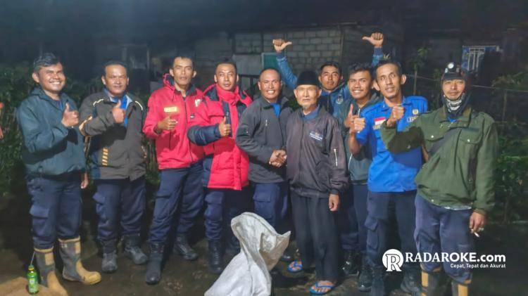 Damkar Kayu Aro Barat Evakuasi Sarang Lebah Vespa di Rumah Warga Sako Dua