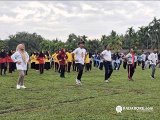 Dalam Rangka HUT Kuansing ke-26 Ribuan Warga Ikuti Senam Bersama dan Pembagian Doorprize di Lapangan Desa Kotobaru