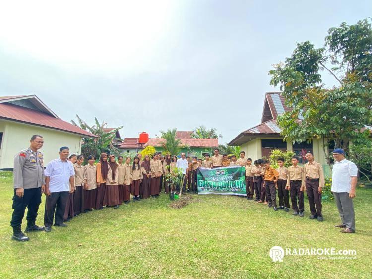 Dari Sekolah ke Sekolah, Green Policing Kapolsek Tapung Sosialisasikan Tanam Pohon di UPT SMPN 1 Tapung