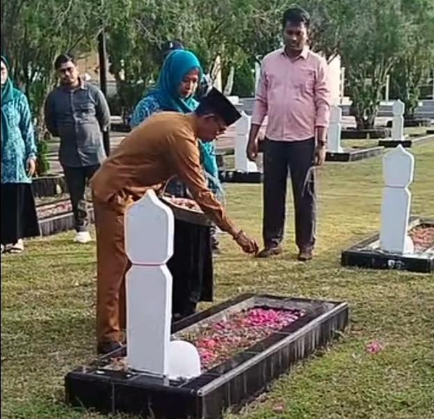 Pemdes Air Putih Gelar Ziarah ke Makam Pahlawan Kesuma Kesatria Peringati Hari Pahlawan