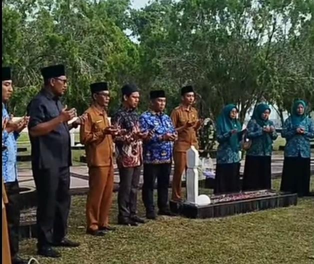 Ziarah ke Makam Pahlawan Kesuma Kesatria, Kades Air Putih Ajak Masyarakat Rawat Semangat Nasionalisme