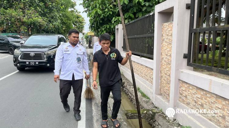 Petugas Lapas Pekanbaru Rutin Lakukan Pembersihan Saluran Pembuangan Air