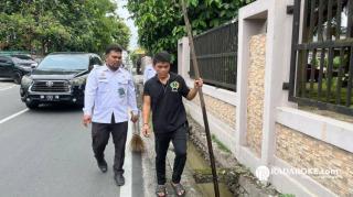 Petugas Lapas Pekanbaru Rutin Lakukan Pembersihan Saluran Pembuangan Air