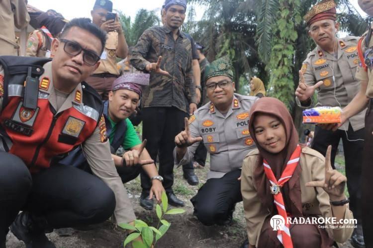 Ratusan Siswa Tapung Tanam