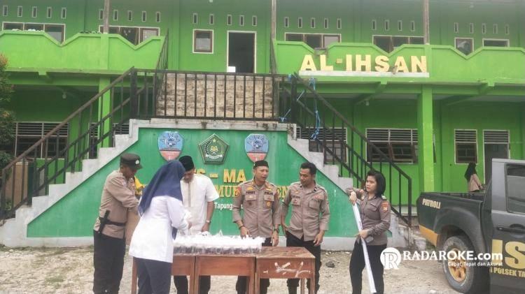 Polsek Tapung Bagikan Takjil di Pesantren Hidayatul Mubtadi