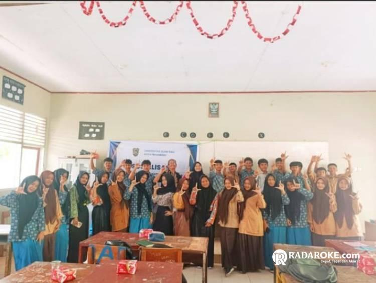 Tingkatan Kemampuan Membuat Pantun, Tim Dosen dan Mahasiswa PBSI UIR Gelar PKM di SMAN 1 Siak Hulu