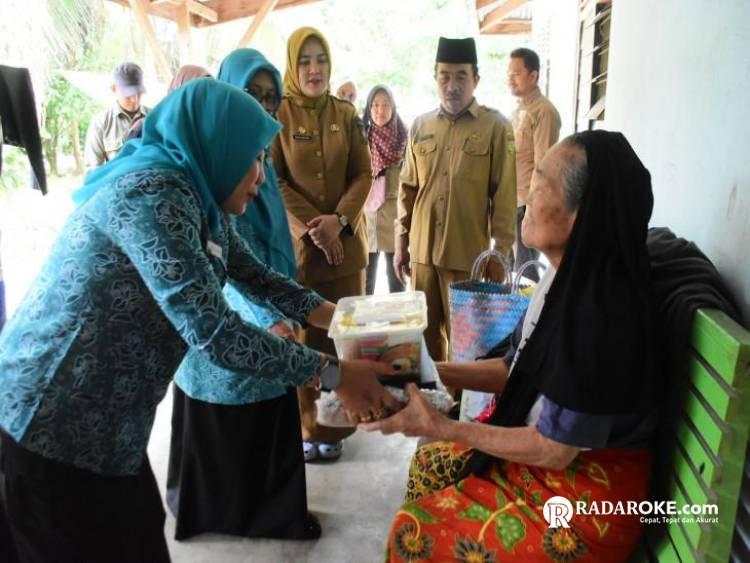 Ketua TP PKK Kampar Berbagi dengan Warga