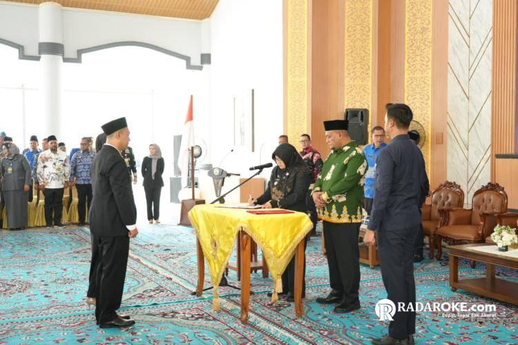 Bupati Afni Lantik 60 Pejabat Administrator dan Pengawas