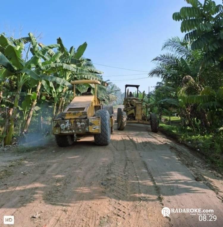 Ketua DPRD Inhu Perbaiki Jalan Desa Pekanheran dan Desa Rantau Bakung Secara Mandiri