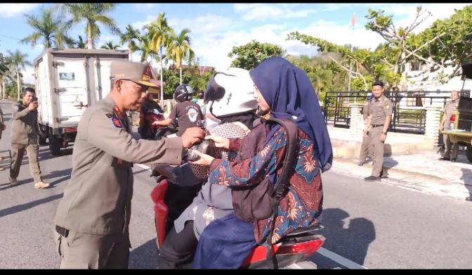 Satpol PP Bengkalis Bagikan Takjil kepada Masyarakat Selama Ramadan