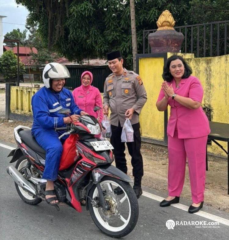 Di Bulan Suci Ramadhan 1447 H, Polsek Singingi Hilir Bersama Bhayangkari Berbagi Takjil di Depan Mapolsek Singingi Hilir