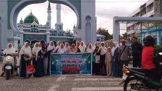 Jemaah Abidatur Masjid Istiqomah Bengkalis Berbagi Takjil Semarakkan Ramadan