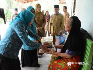 Ketua TP PKK Kampar Berbagi dengan Warga