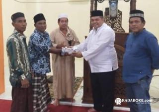 Hadir di Tengah Warga, Ketua DPRD Inhu Salurkan Bantuan Rp25 Juta untuk Pembangunan Kubah Masjid Nurul Hidayah