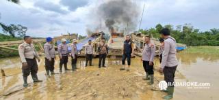 Masifkan Edukasi Kepada Warga, Polsek Peranap Kembali Bakar Rakit PETI