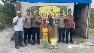 Polsek Tapung Tebar Kepedulian Melalui "Jumat Berkah" Kepada Warga Kurang Mampu di Desa Petapahan