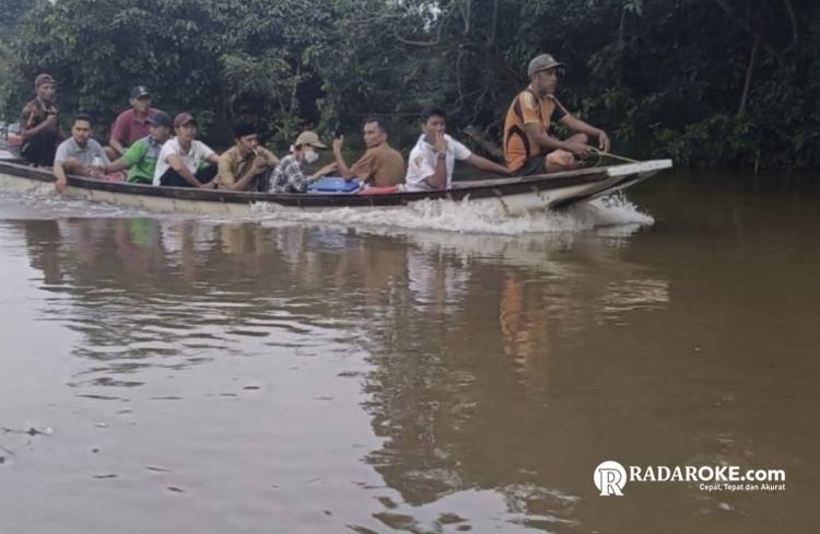 Respon Cepat Kapolsek Tapung Hilir! Turun Bareng Tim Cek Sungai Tapung Usai Ditemukan Banyak Ikan Mati