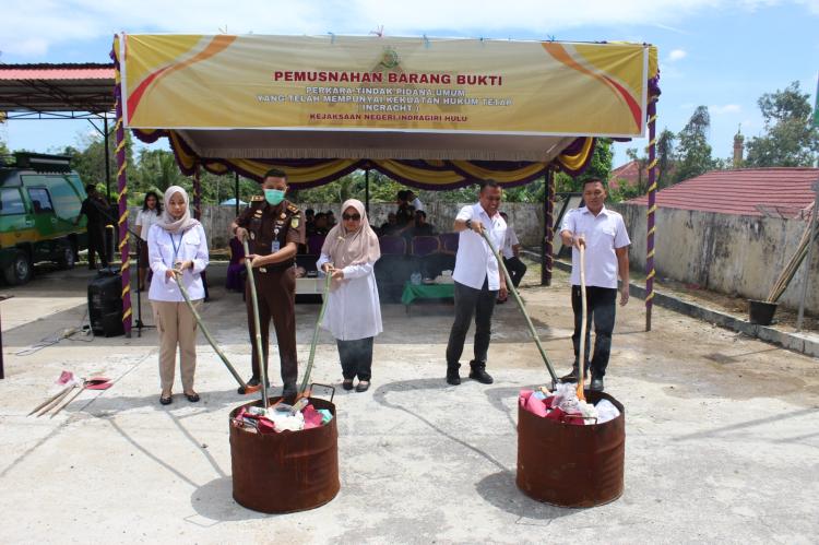 Kejari Inhu Musnahkan 93 Perkara Barang Bukti, Sabu 224 Gram dan 2 Motor Dimusnahkan