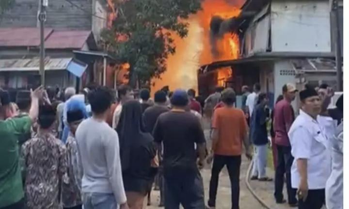 Si Jago Merah Mengamuk di Pasar Bom Pulau Kijang, 80 Unit Rumah Hangus Terbakar
