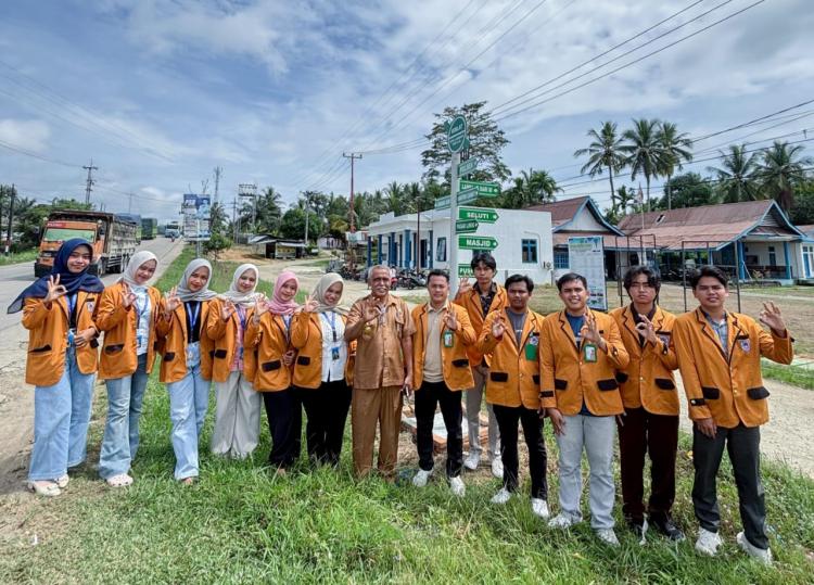 Bantu Tingkatkan Kualitas Desa, KKN ITB Indragiri dan Karang Taruna Desa Lambang Sari Pasang Penunjuk Arah