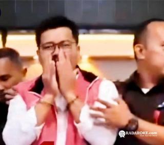 Jadi Tersangka Korupsi Rp 242 Miliar, Ketua DPRD Magetan Suratno Menangis Saat Ditahan