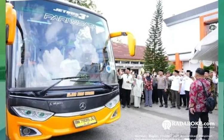 214 Jemaah Haji Kloter 10 Inhu Diberangkatkan, Bupati Ade: Semoga Jadi Haji Mabrur