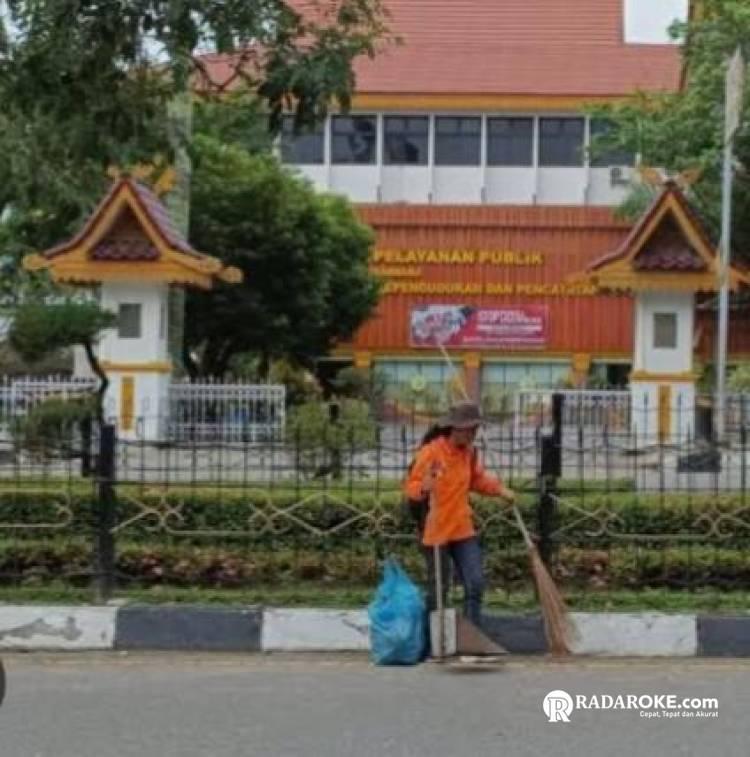 Keringat Kering, Gaji Tak Naik! Petugas Kebersihan di Kantor Gubernur Ini Minta Keadilan