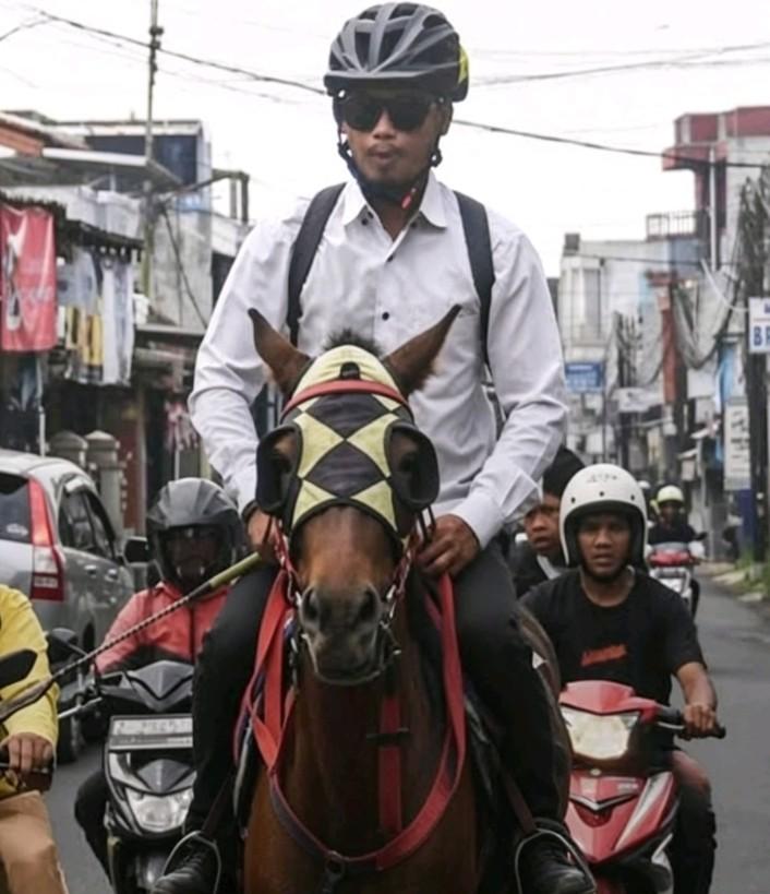 Demi Hemat BBM, ASN Berkuda ke Kantor 