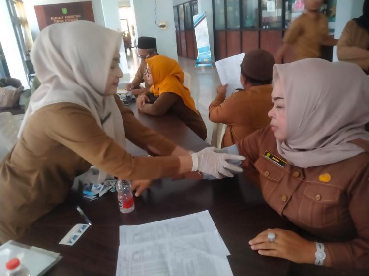 Dukung Deteksi Dini PTM, Puskesmas Sipayung Hadirkan Layanan CKG di Kantor Camat Rengat