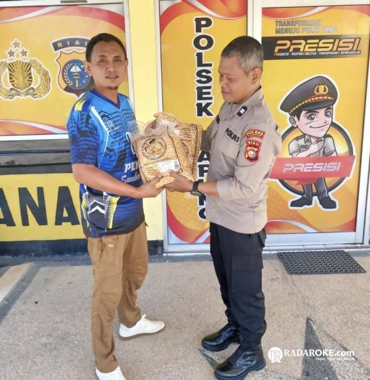 Dukung Swasembada Pangan Nasional, Polsek Tapung Serahkan Benih Jagung Pipil Ke Sekdes Desa Sumber Makmur