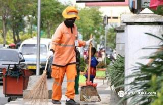 Kerja 11 Jam Sehari, Gaji Cleaning Service Kantor Gubernur Riau Jauh dari UMP