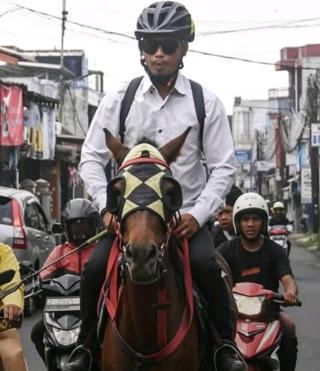 Demi Hemat BBM, ASN Berkuda ke Kantor 