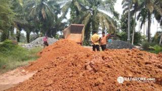 Ketua DPRD Inhu Perbaiki Jalan Putus di Petalongan Pakai Dana Pribadi