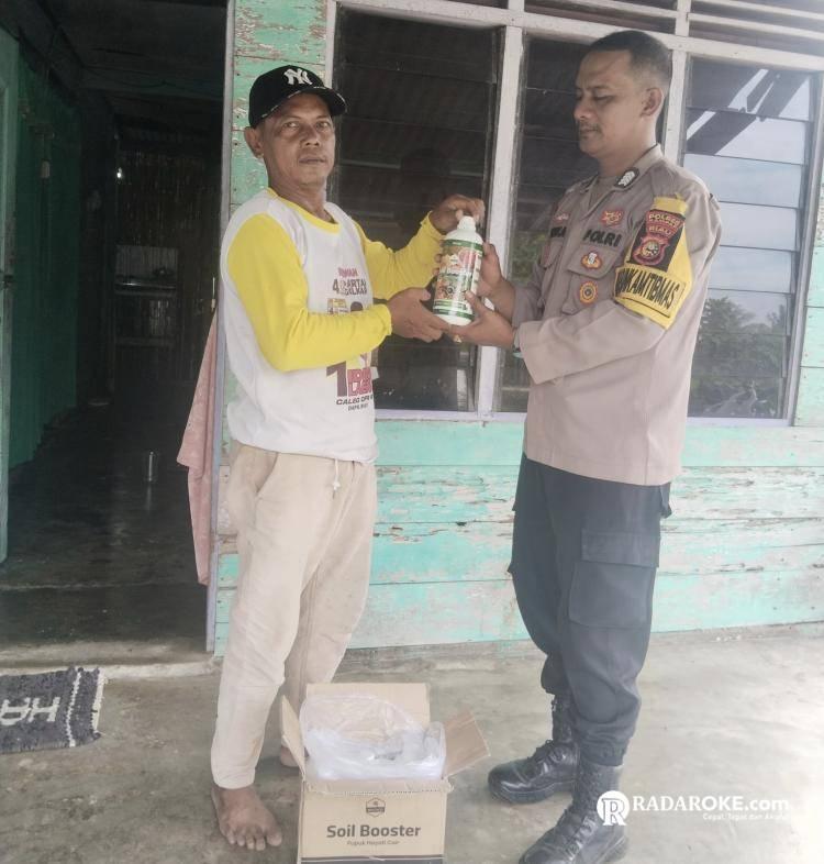 Dukung Program Ketapang, Kapolsek Tapung Melalui Bhabinkamtibmas Desa Muara Mahat Baru Berikan Bantuan Pupuk Organik Cair