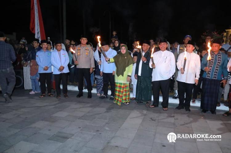 Bupati Siak Hidupkan Kembali Tradisi Pawai Obor di Kota Pusaka