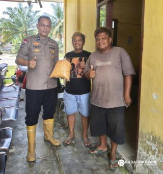 Dukung Ketahanan Pangan, Polsek Tapung Serahkan Bibit Jagung Pipil ke Kelompok Tani Desa Sei Putih
