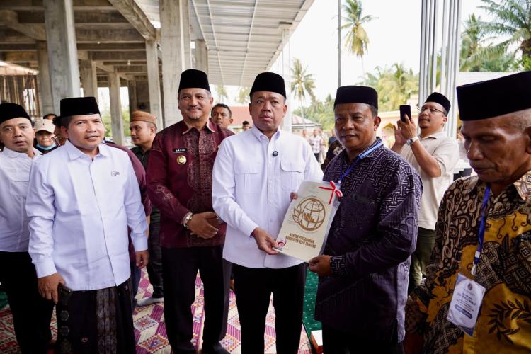 Menteri Nusron Serahkan Sertipikat Wakaf dan Bantuan dari MUI untuk Masjid Salman Alfarisi Aceh Tamiang
