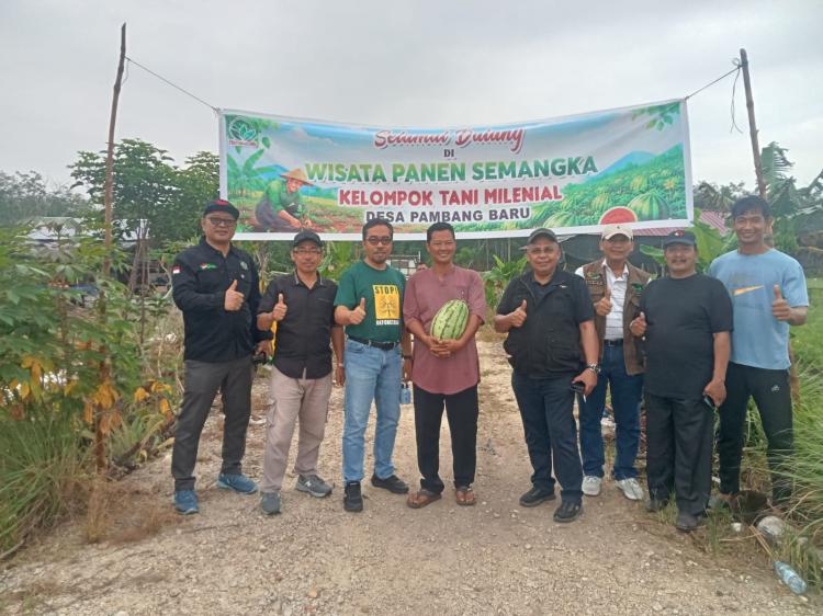 Ketua Kadin Riau Masuri SH Kunjungi Agrowisata Buah Semangka Desa Pambang Baru