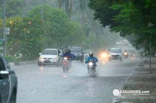 Waspada Petir dan Angin Kencang di Akhir Pekan
