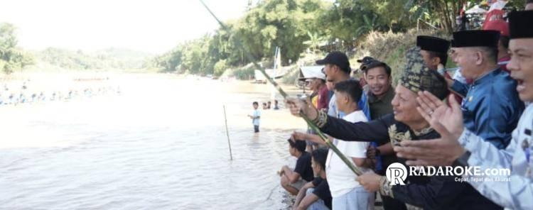 Ribuan Warga Padati Tepian Sungai Kuantan, Plt Bupati Lepas Pacu Jalur Mini IPPA