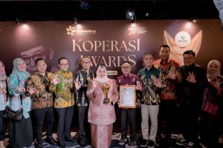 Bupati Kasmarni Raih Penghargaan Bakti Koperasi Nayaka Mahambara
