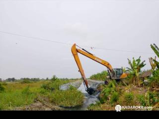 Bupati Rohil Kerahkan Dua Excavator Benahi Drainase